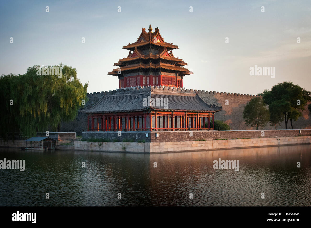 Porta di Tiananmen dal fiume contro il cielo chiaro Foto Stock