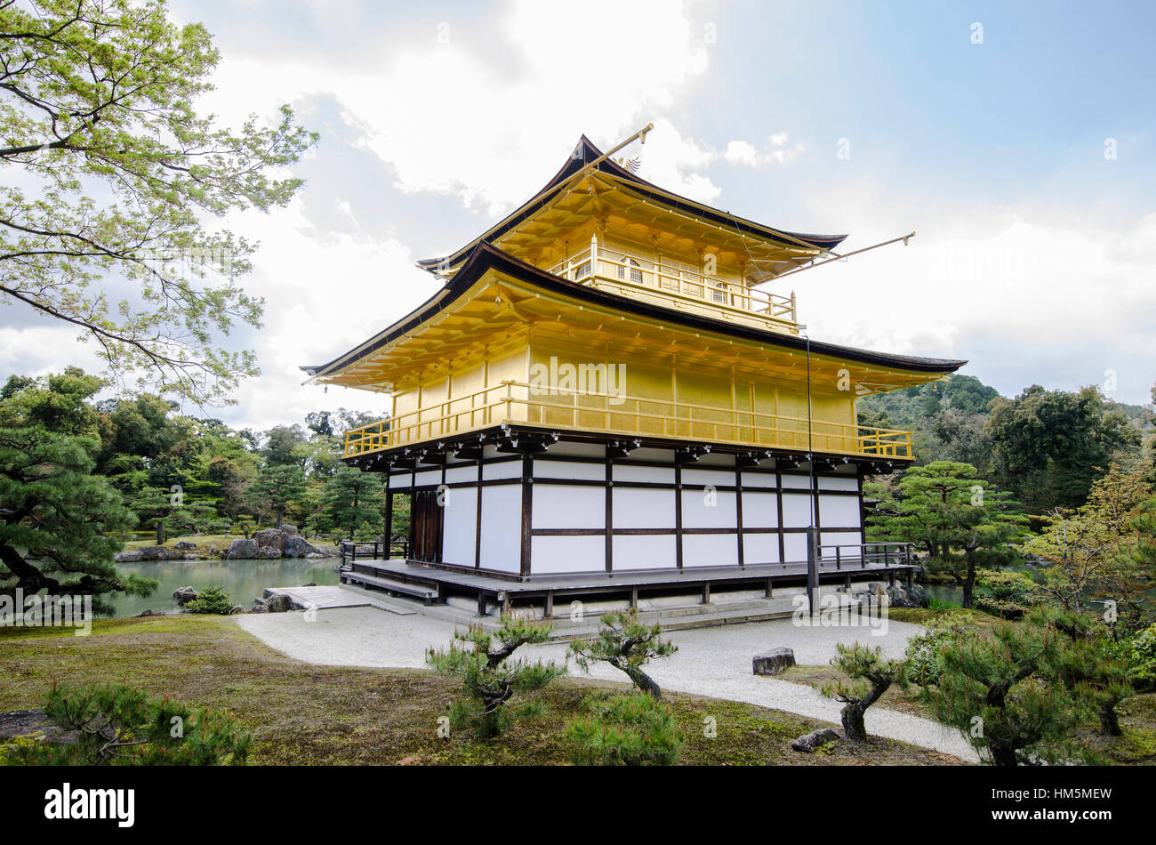 Tempio Kinkaku-Ji contro sky a Kyoto Foto Stock