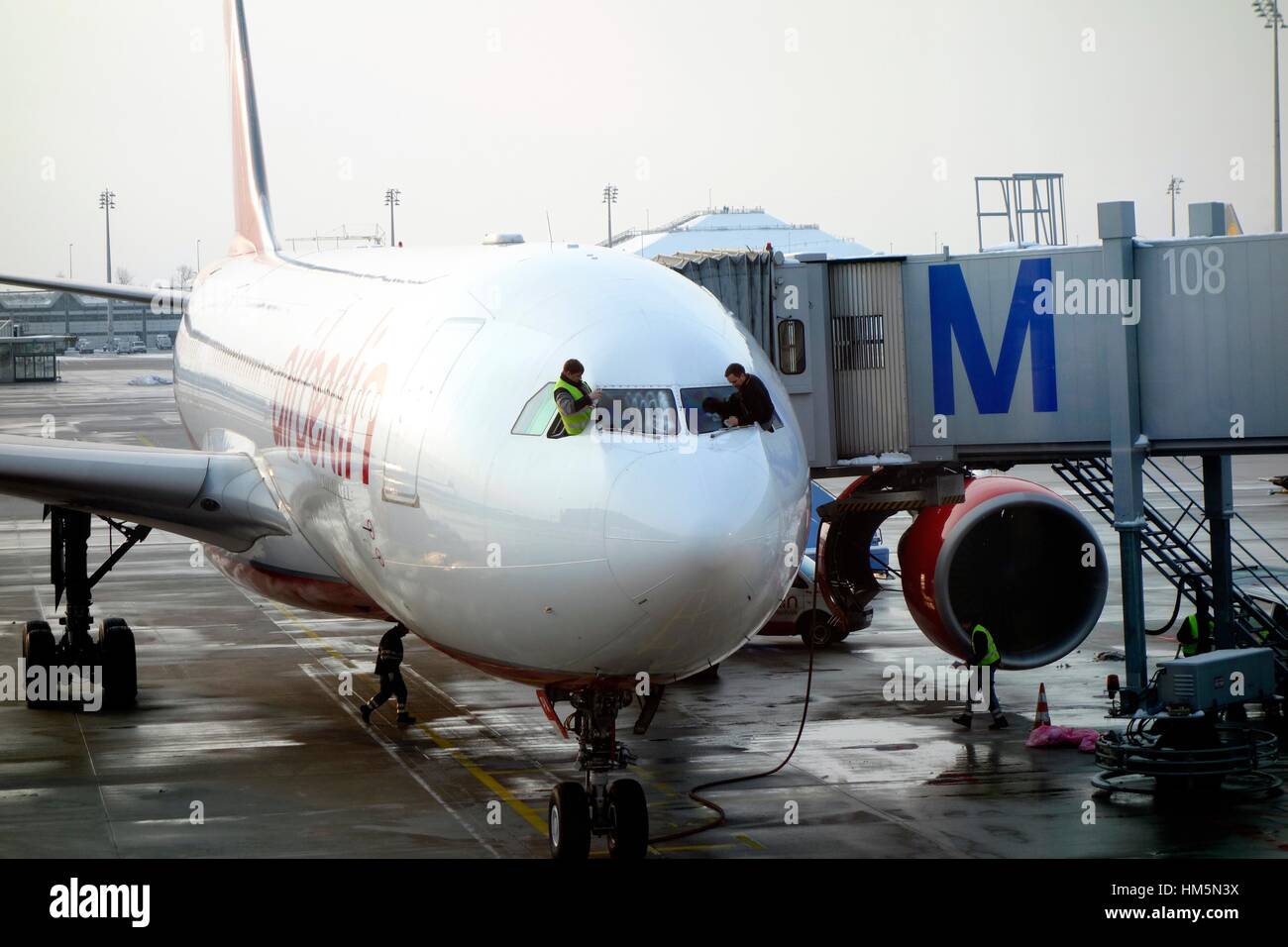 Due velivoli di operai di manutenzione pulire le finestre di un air Berlin piano aero Foto Stock