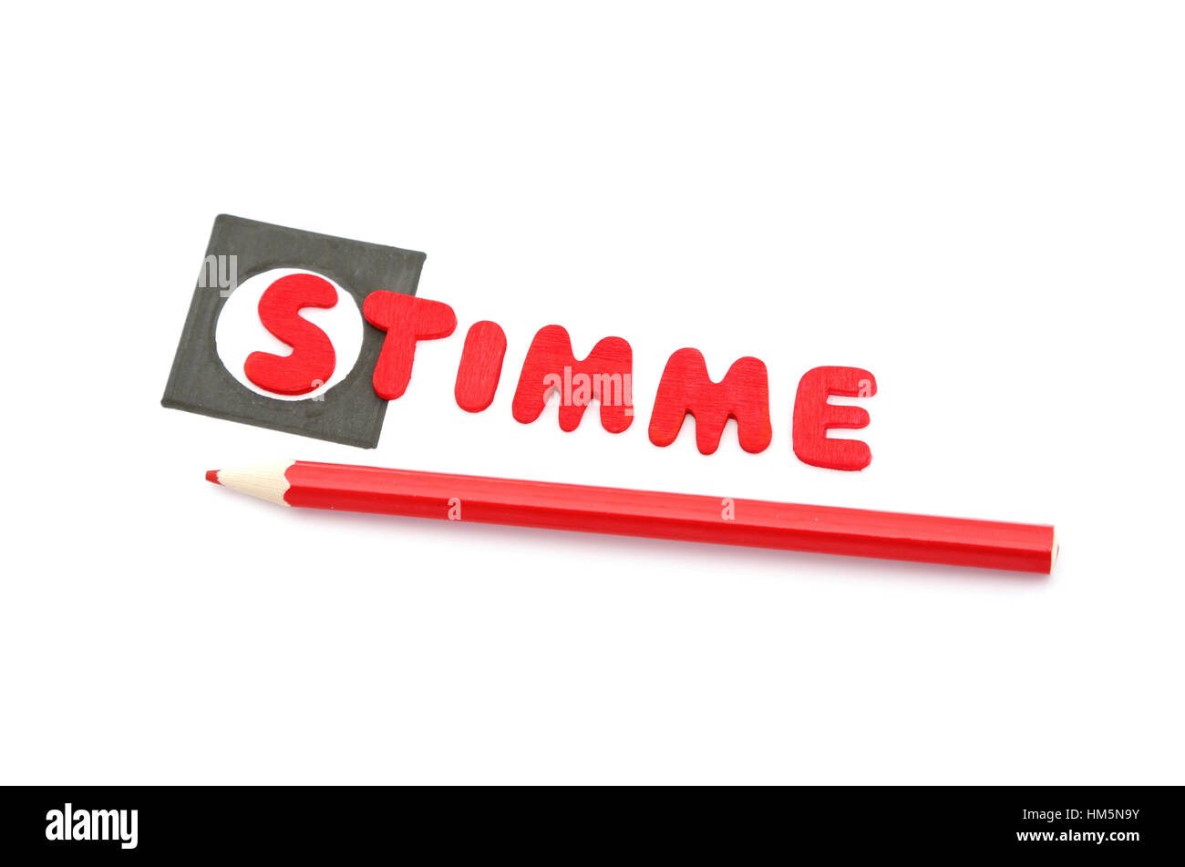 Matite di colore rosso e la parola stimme che significa votare in tedesco Foto Stock