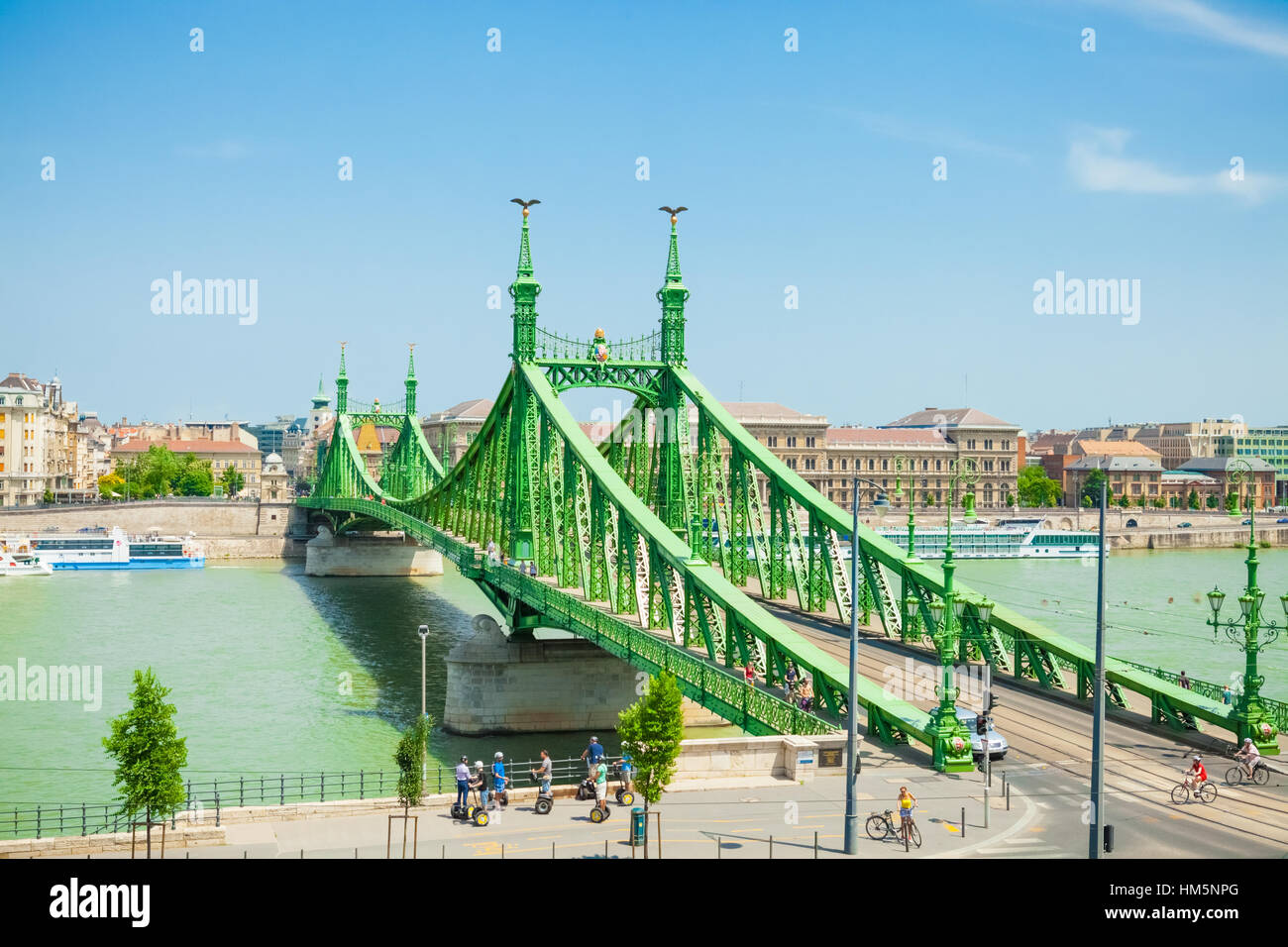 BUDAPEST, Ungheria - 15 giugno 2016: Liberty ponte che collega Buda e Pest attraverso il Fiume Dunabe in Budapest, Ungheria - 15 giugno 2016 Foto Stock