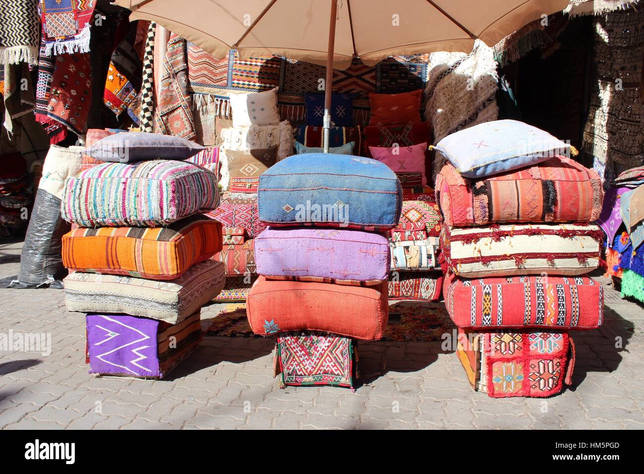 Bazaar e souk, tappeti, pouf marocchini e merci da tribù berbere e moderna Marrakech. Vintage tappeti usati come ottomani nel mercato Foto Stock