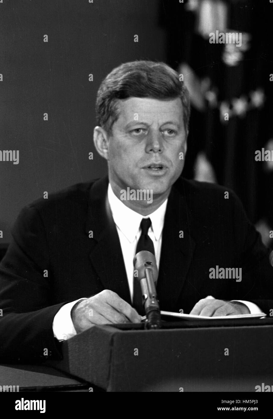 Presidente degli Stati Uniti John Fitzgerald Kennedy affronta la nazione sulla radio e sulla Televisione sovietica accumulo di armi a Cuba dalla Casa Bianca di Washington il lunedì 22 ottobre, 1962. Foto Stock