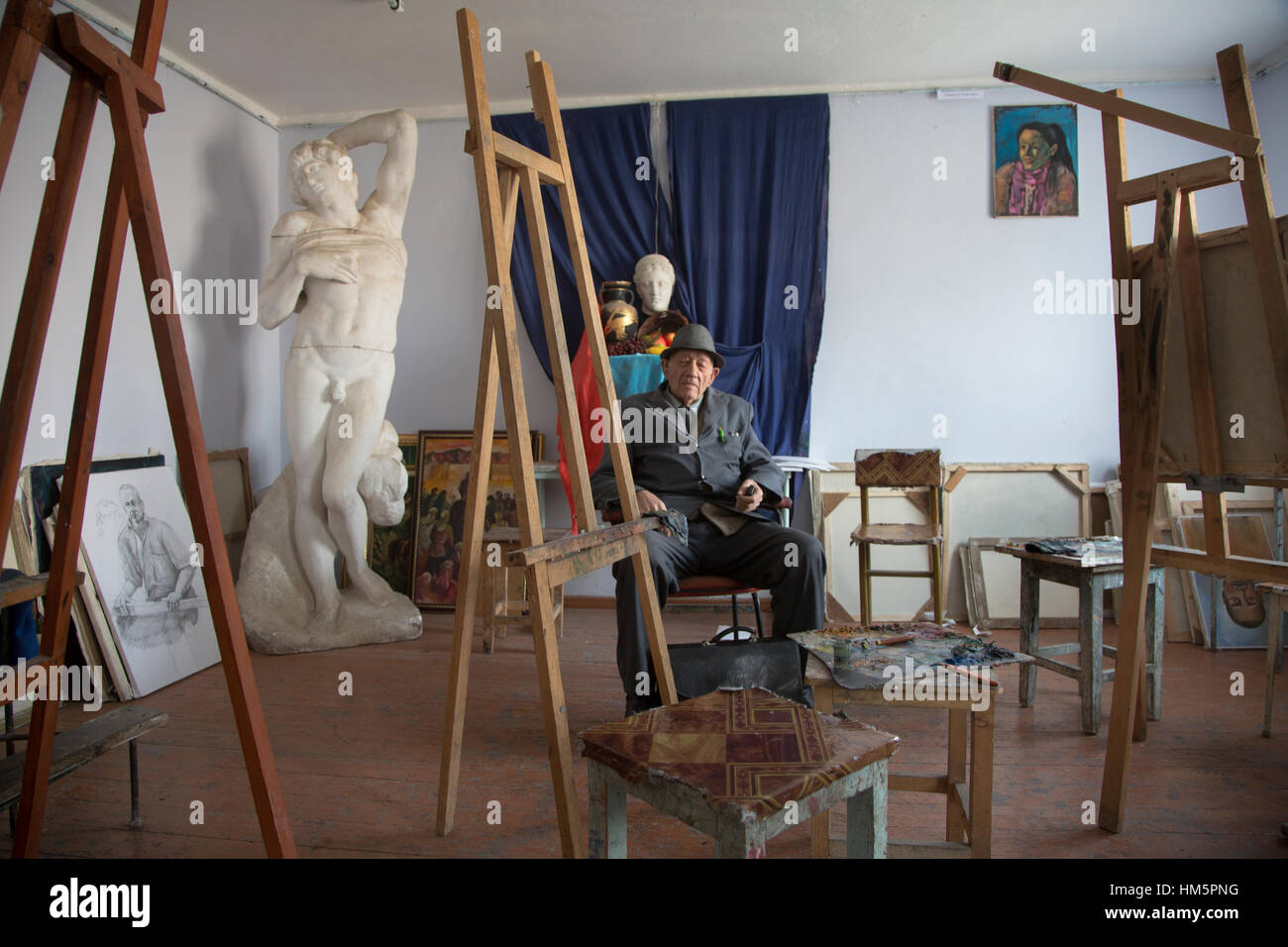 Pone il modello per gli artisti nella classe di pittura presso la Scuola d'Arte a Khujand città di provincia Sughd, Repubblica del Tagikistan Foto Stock