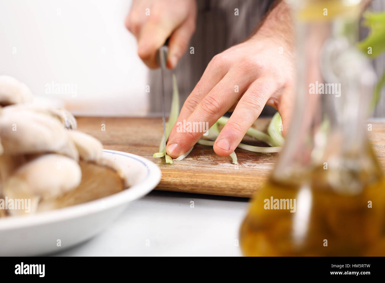 Il taglio di vegetali. Coltello per affettare verdura. Cuocere le verdure tagliate su un tagliere. Foto Stock