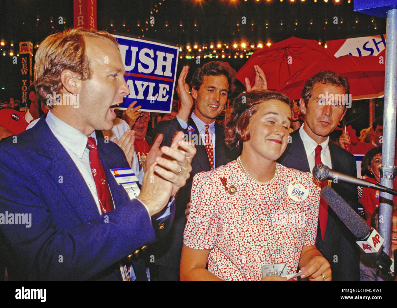 Da sinistra a destra: Neil Bush, Marvin Bush, Dorothy Bush LeBlond, e George Bush, quattro dei cinque bambini di Vicepresidente degli Stati Uniti George H.W. Bush, appaiono sul pavimento del 1988 Convention Nazionale Repubblicana presso la Louisiana Superdome in Foto Stock