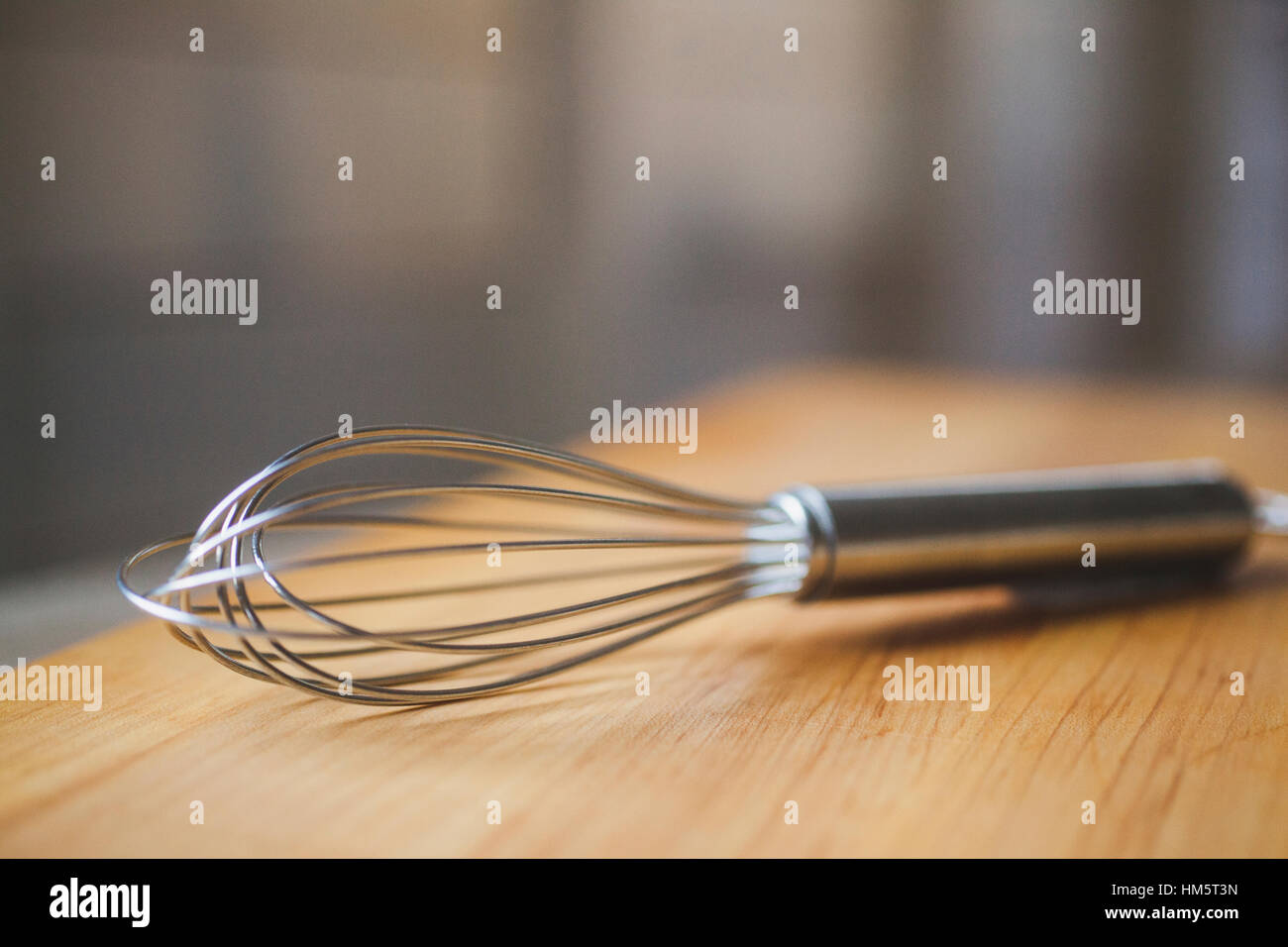 Close-up di frusta sul tavolo di legno Foto Stock