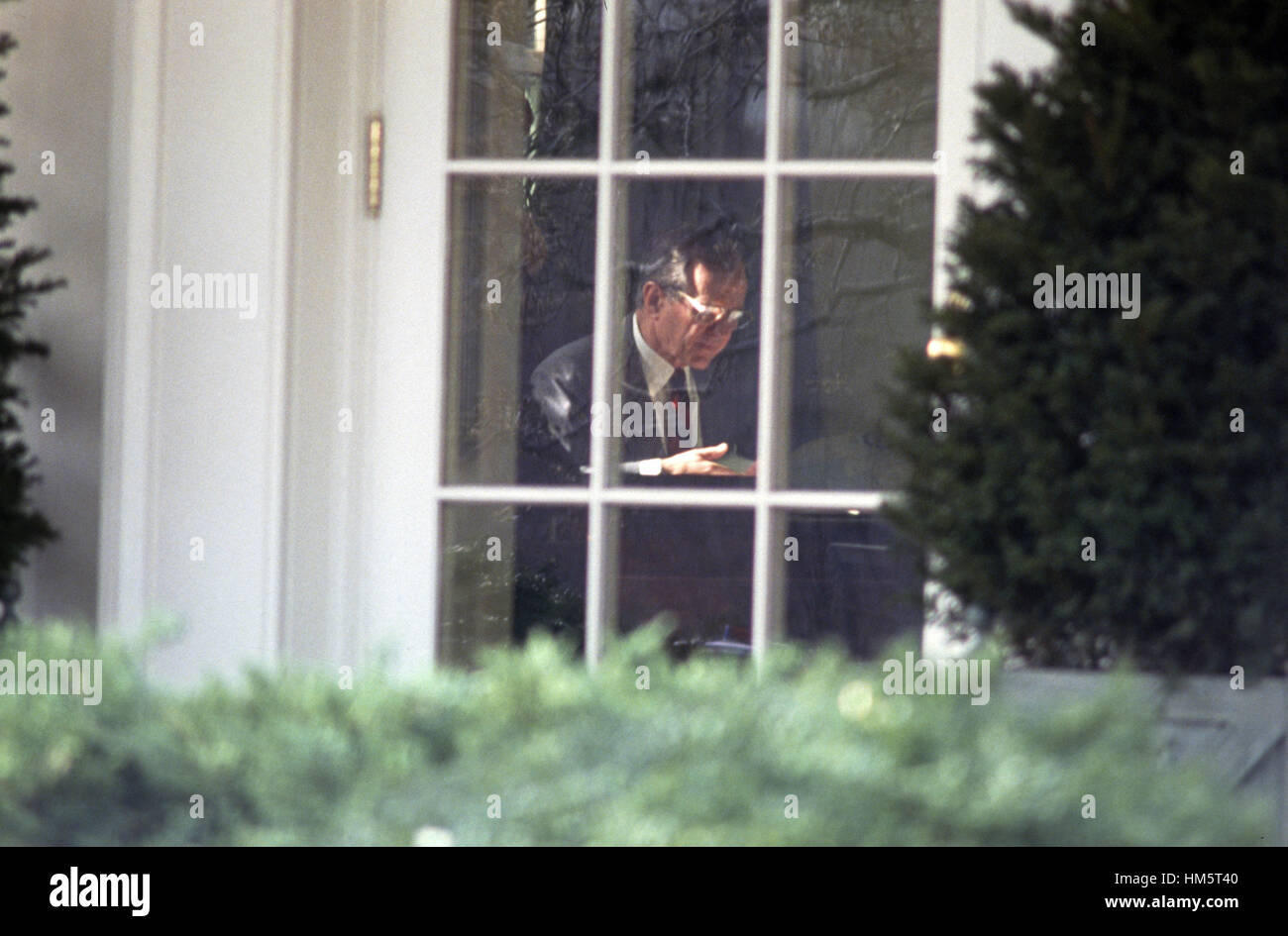 Il Presidente degli Stati Uniti George H.W. Bush a lavorare nell'ufficio ovale su una dichiarazione da lui più tardi vedrà consegnare nel Giardino delle Rose della Casa Bianca respingendo la proposta sovietica accordo di pace per porre fine alla guerra del Golfo in Iraq a Washington D.C. il 22 febbraio Foto Stock