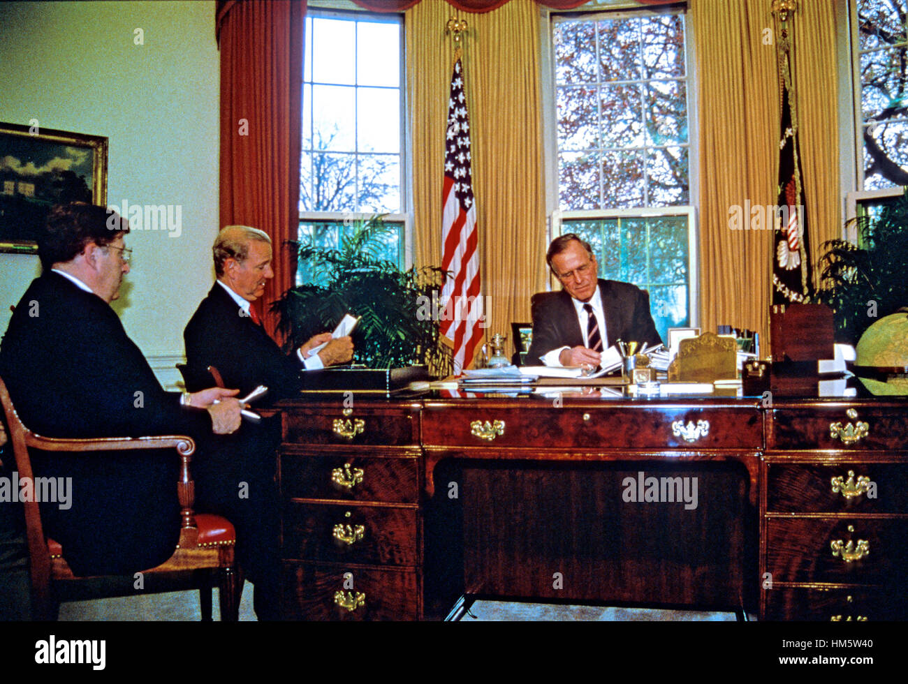 Il Presidente degli Stati Uniti George H.W. Bush, destra, incontra il Capo del Personale della Casa Bianca, John Sununu, a sinistra, E DEGLI STATI UNITI Il segretario di Stato James A. Baker, III per un briefing sulla prossima Malta del vertice con il presidente sovietico Mikhail Gorbaciov (non raffigurata) nel Foto Stock