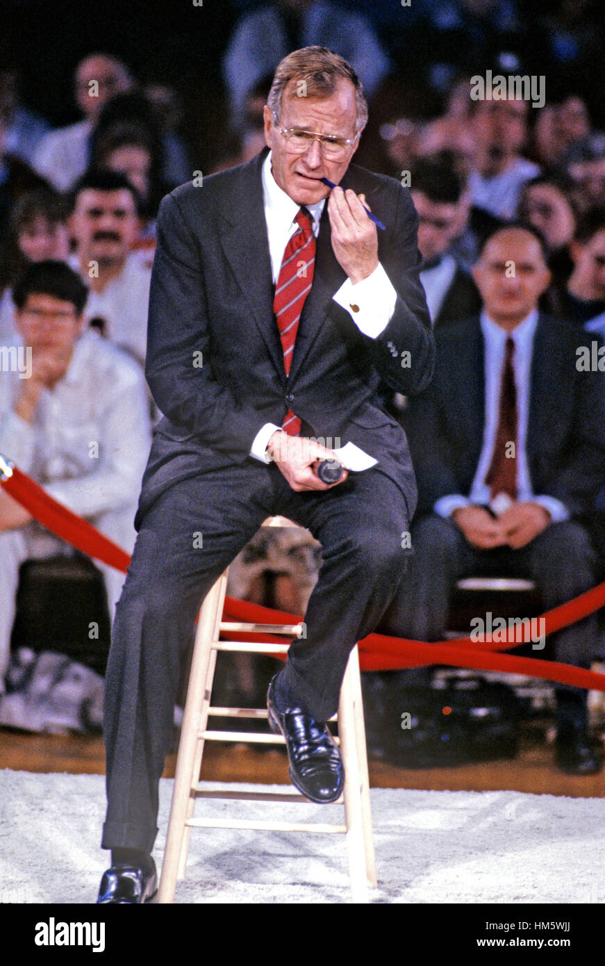 Il Presidente degli Stati Uniti George H.W. Bush modera un 'Chiedi George Bush" evento come egli le campagne per la rielezione in Hollis/Brookline High School in Hollis, New Hampshire il 16 febbraio 1992 prima del 1992 New Hampshire primario. Foto Stock