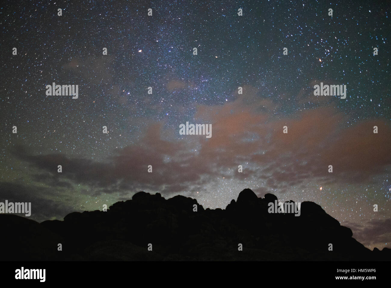 Vista panoramica di silhouette rock formazione contro star campo di notte Foto Stock