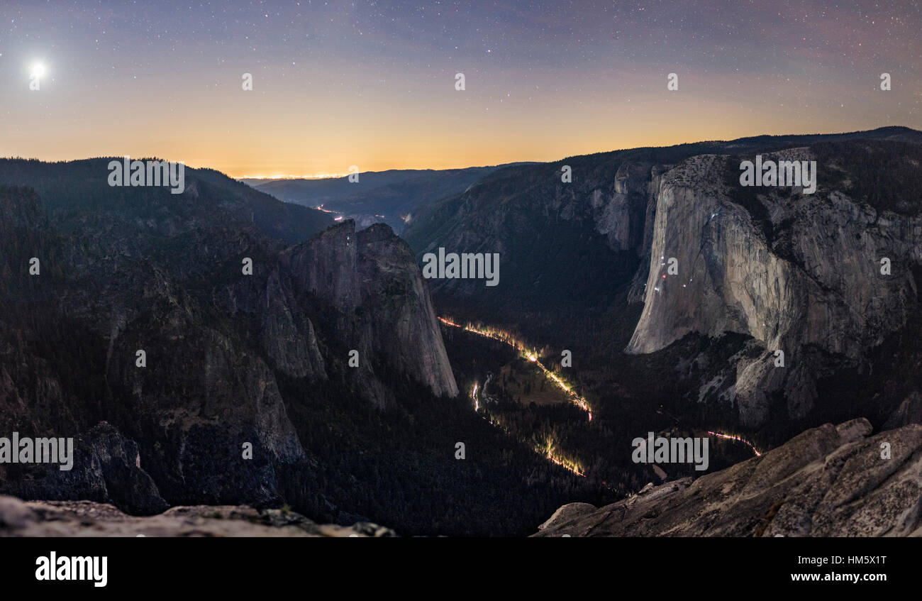 Vista panoramica delle montagne contro il cielo nel Parco Nazionale di Yosemite di notte Foto Stock