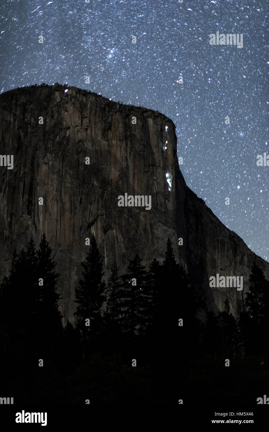 Basso angolo vista di El Capitan contro star campo nel Parco Nazionale di Yosemite di notte Foto Stock