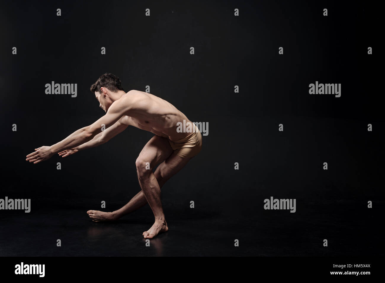 Artistico danzatore di balletto nell'esecuzione in studio Foto Stock