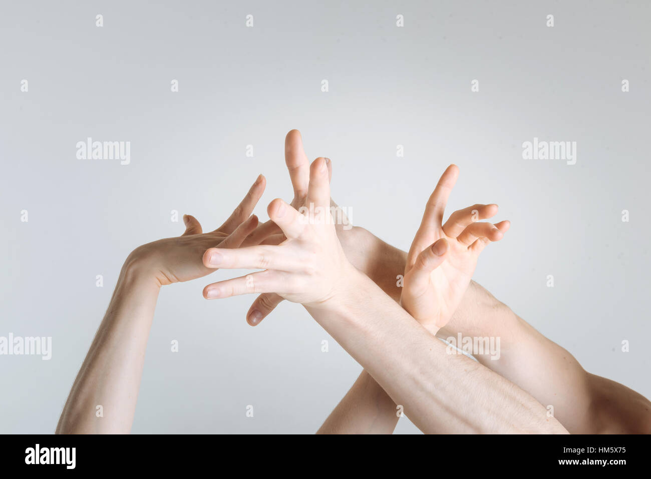 Gli atleti delicate mani dimostrando l'interazione in studio Foto Stock
