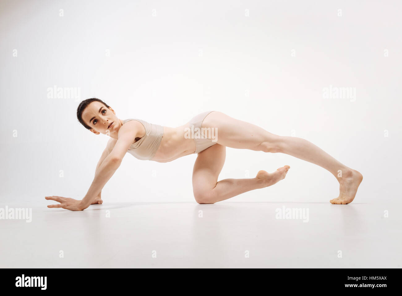 Atleta energica esecuzione in bianco camera colorata Foto Stock