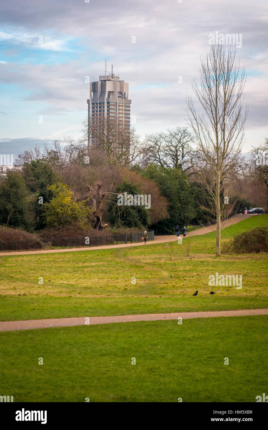 I giardini di Kensington con basilico Spence's Tower (Hyde Park Barracks) in background, London, Regno Unito Foto Stock