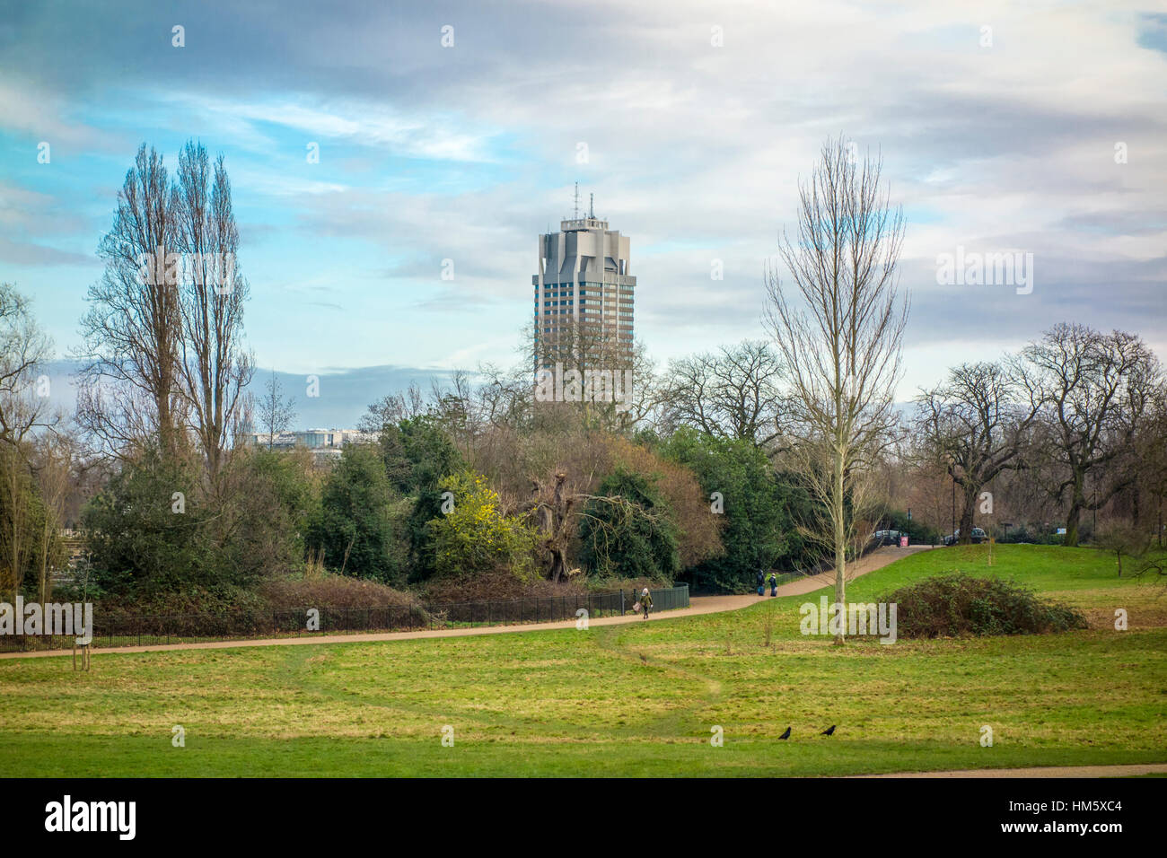 I giardini di Kensington con basilico Spence's Tower (Hyde Park Barracks) in background, London, Regno Unito Foto Stock