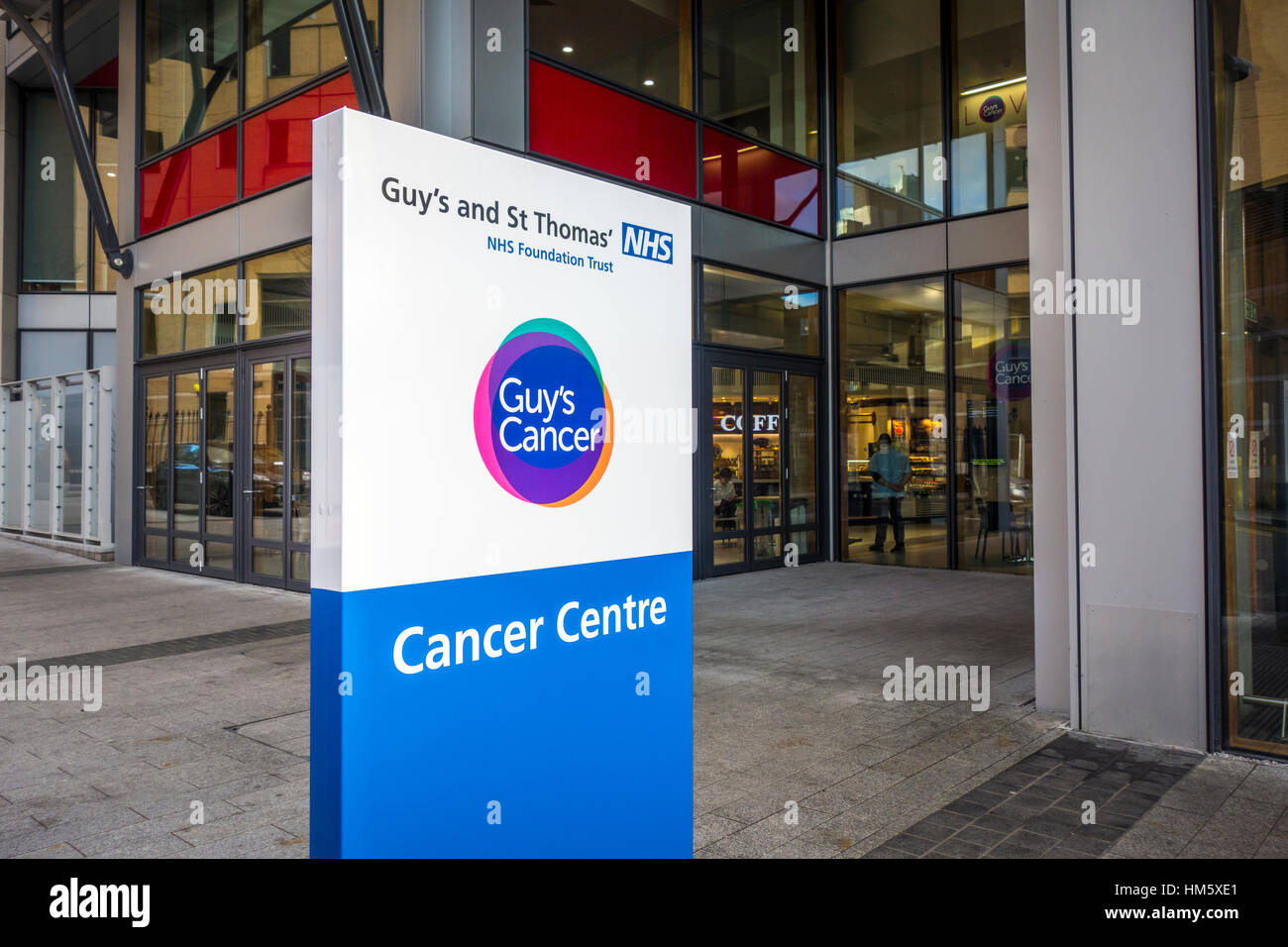 Cancer Center segno al di fuori dell'edificio ingresso, ragazzo e St Thomas' Hospital di Londra, Regno Unito Foto Stock