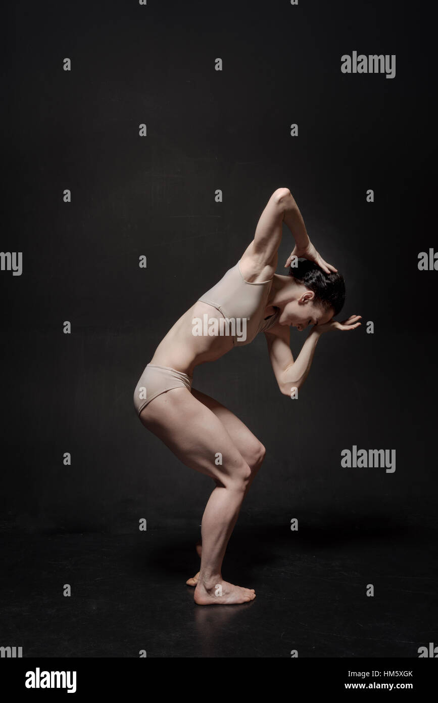 Perplesso giovane ballerina realizzando la sua abilità e capacità Foto Stock