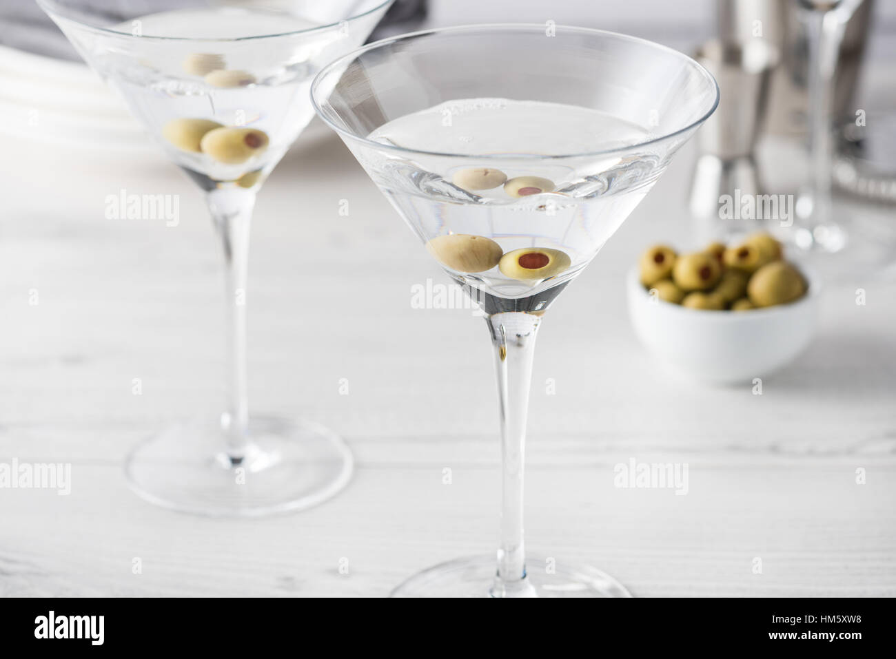 Fresche fatte in casa vodka martini cocktail con olive Foto Stock