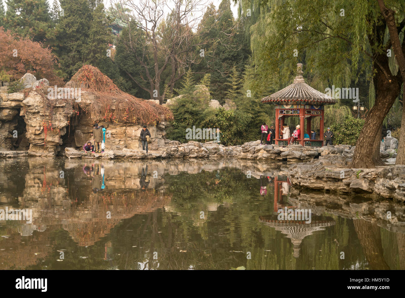 Il lago e il pavillon a Ritan Park, Pechino, Repubblica Popolare di Cina e Asia Foto Stock