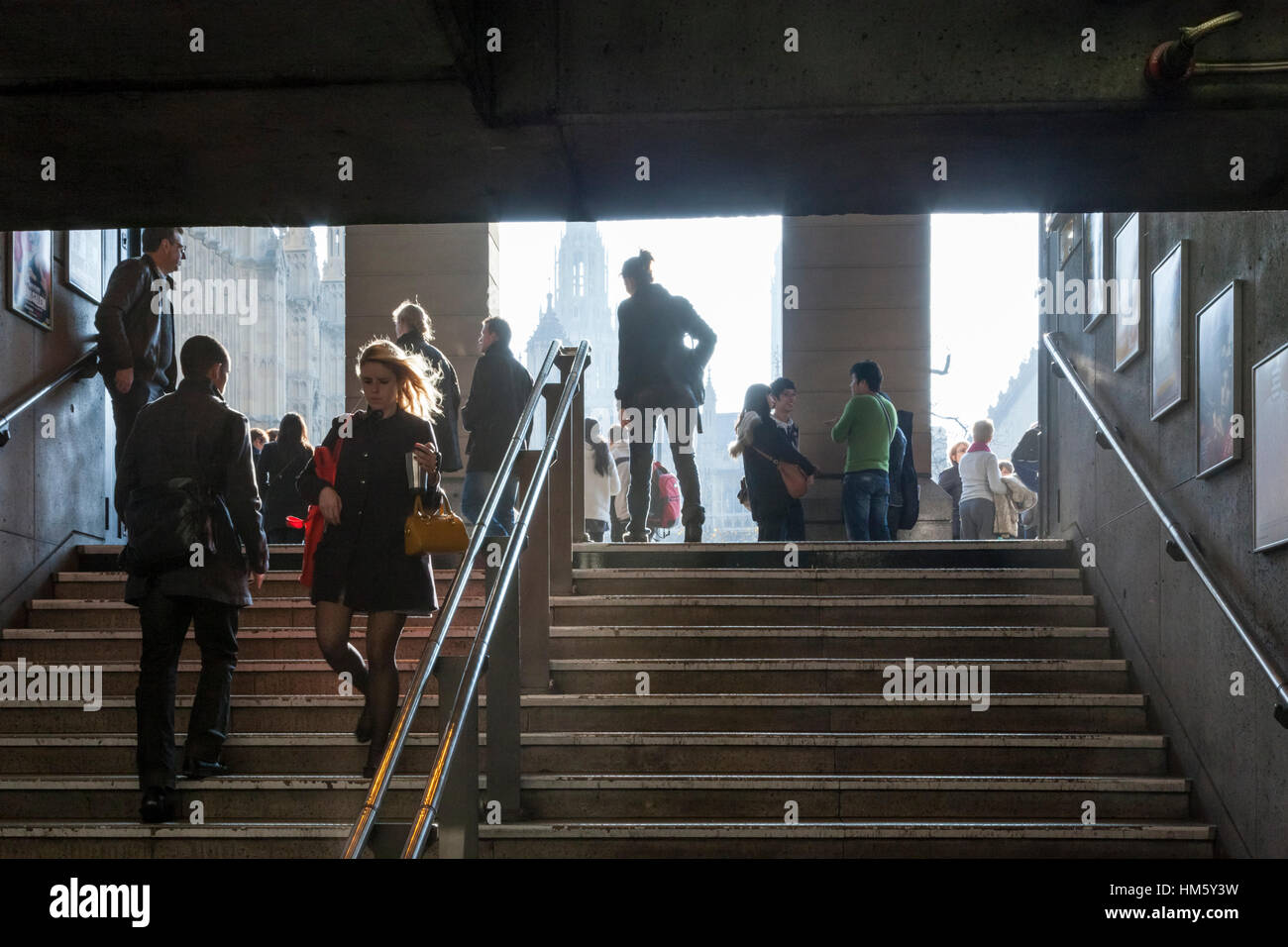 Le persone che entrano ed escono una stazione della metropolitana. Entrata a Westminster La stazione della metropolitana di Londra, Inghilterra, Regno Unito Foto Stock