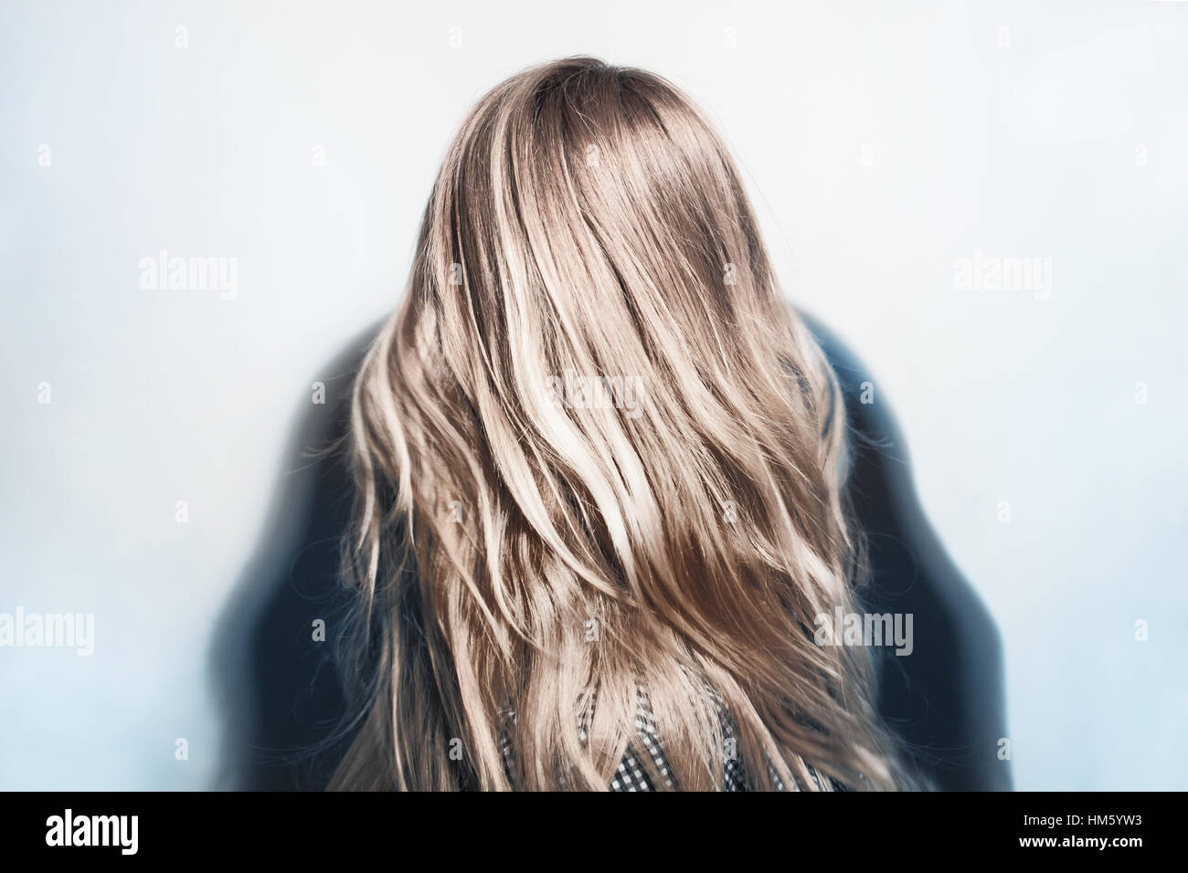 Bella sana tinti capelli biondi di giovane donna Foto Stock