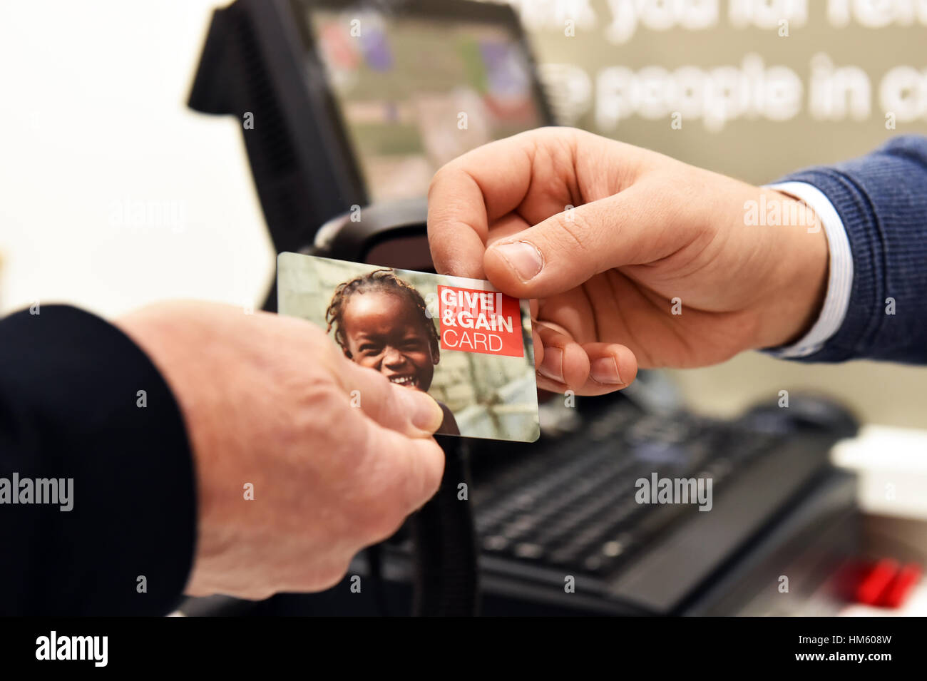 La carità di regalo carta usata in una croce rossa di carità shop UK Foto Stock