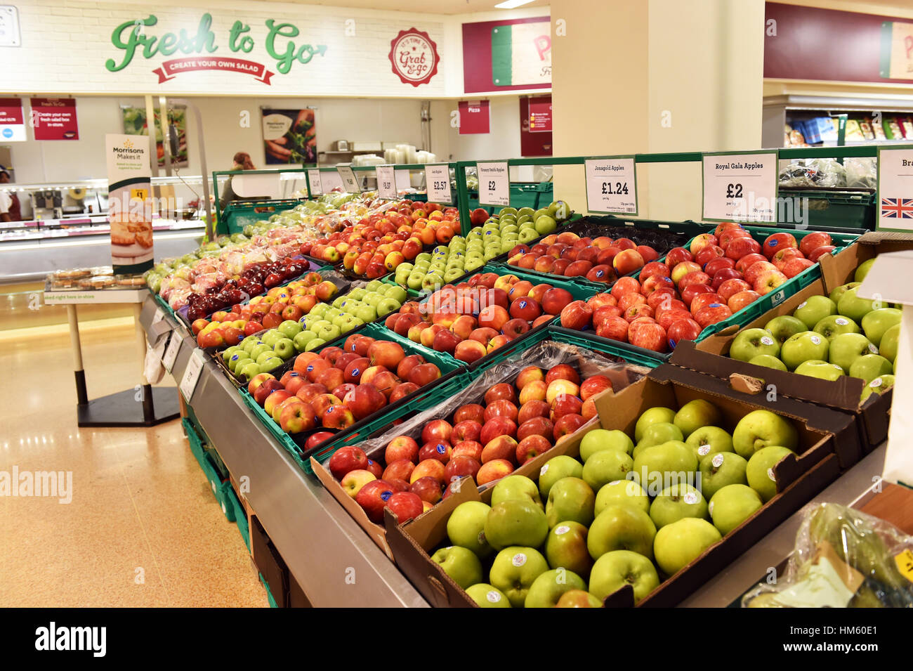 Prodotti freschi di frutta e verdura in vendita in un supermercato UK Foto Stock