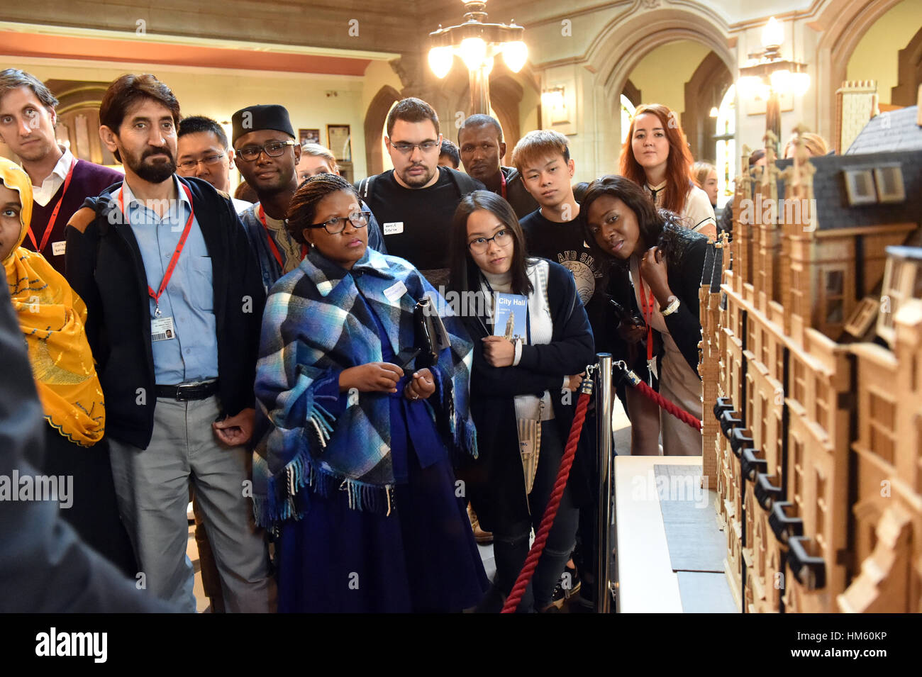 Gli studenti internazionali tour il municipio locale in Bradford Regno Unito Foto Stock