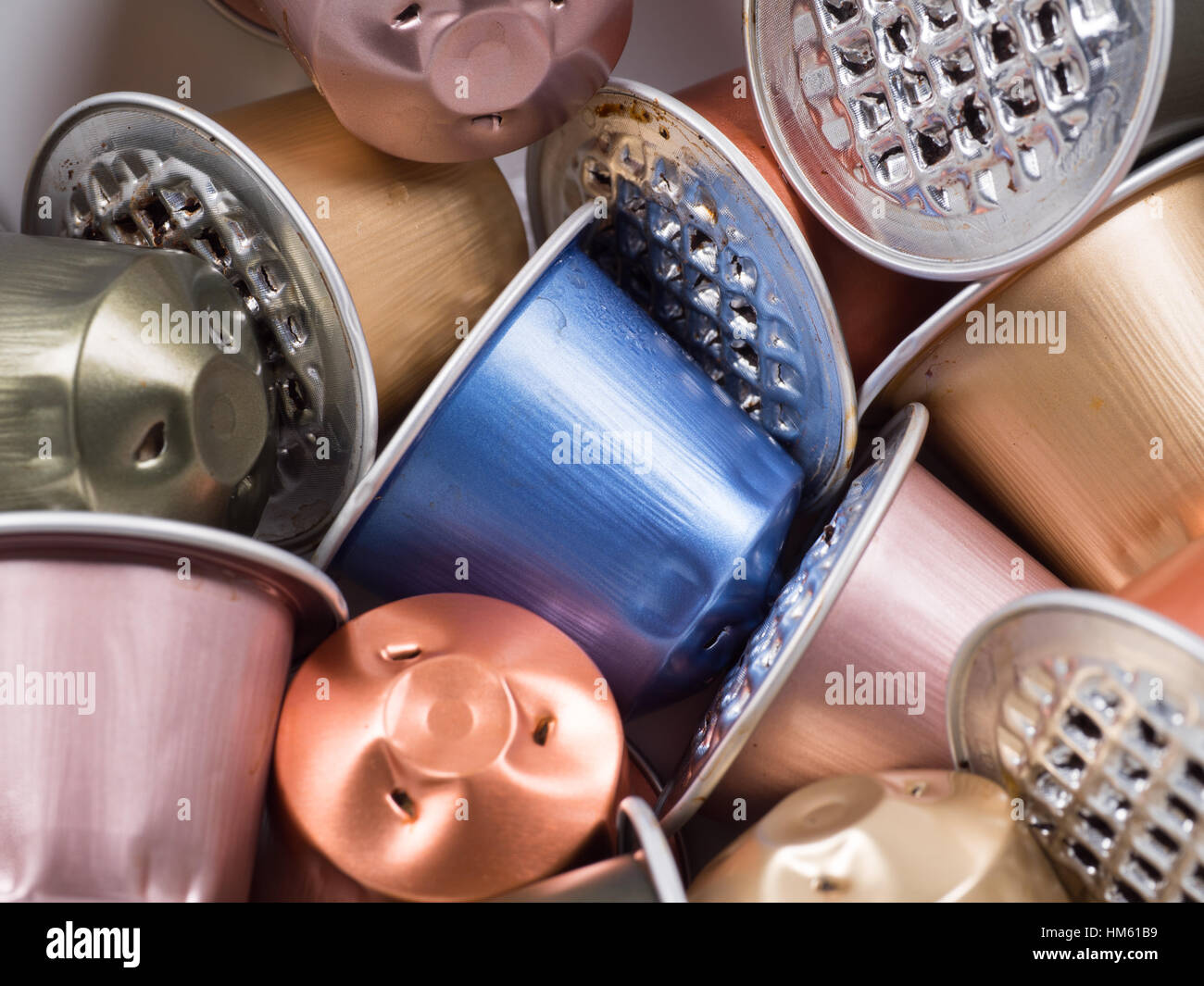 Una collezione di diverso colore utilizzato uno utilizzare cialde di caffè per un nespresso montare Foto Stock