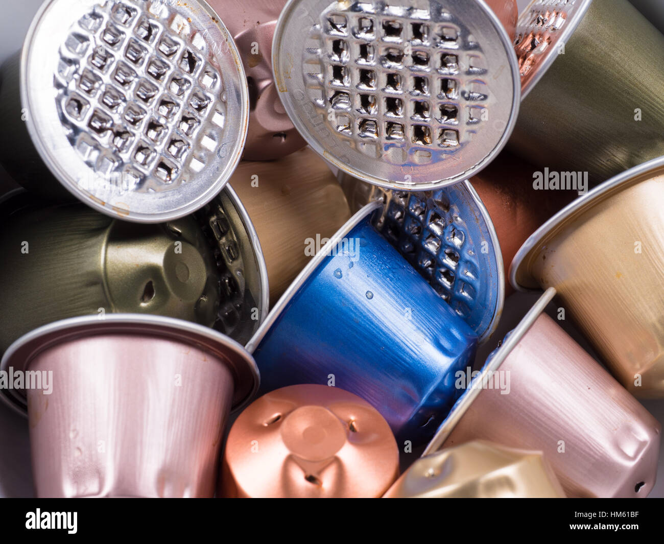 Una collezione di diverso colore utilizzato uno utilizzare cialde di caffè per un nespresso montare Foto Stock