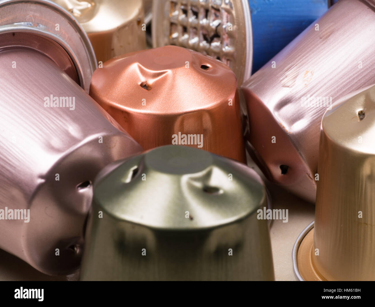 Una collezione di diverso colore utilizzato uno utilizzare cialde di caffè per un nespresso montare Foto Stock