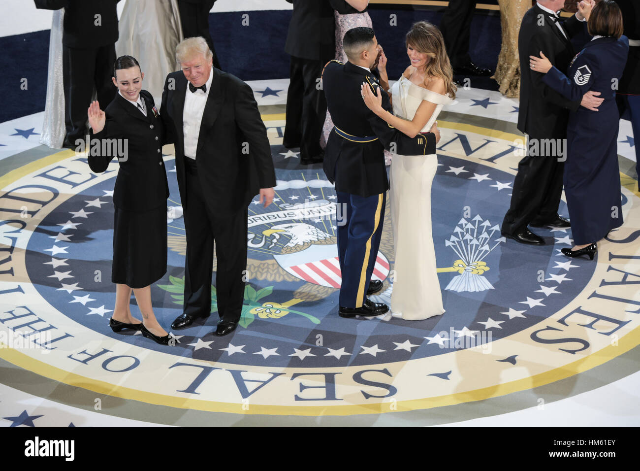 Stati Uniti Presidente Donald Trump e la First Lady Melania Trump danza con i soldati degli Stati Uniti durante il saluto ai nostri servizi armati sfera presso il National Building Museum Gennaio 20, 2017 a Washington, DC. Foto Stock