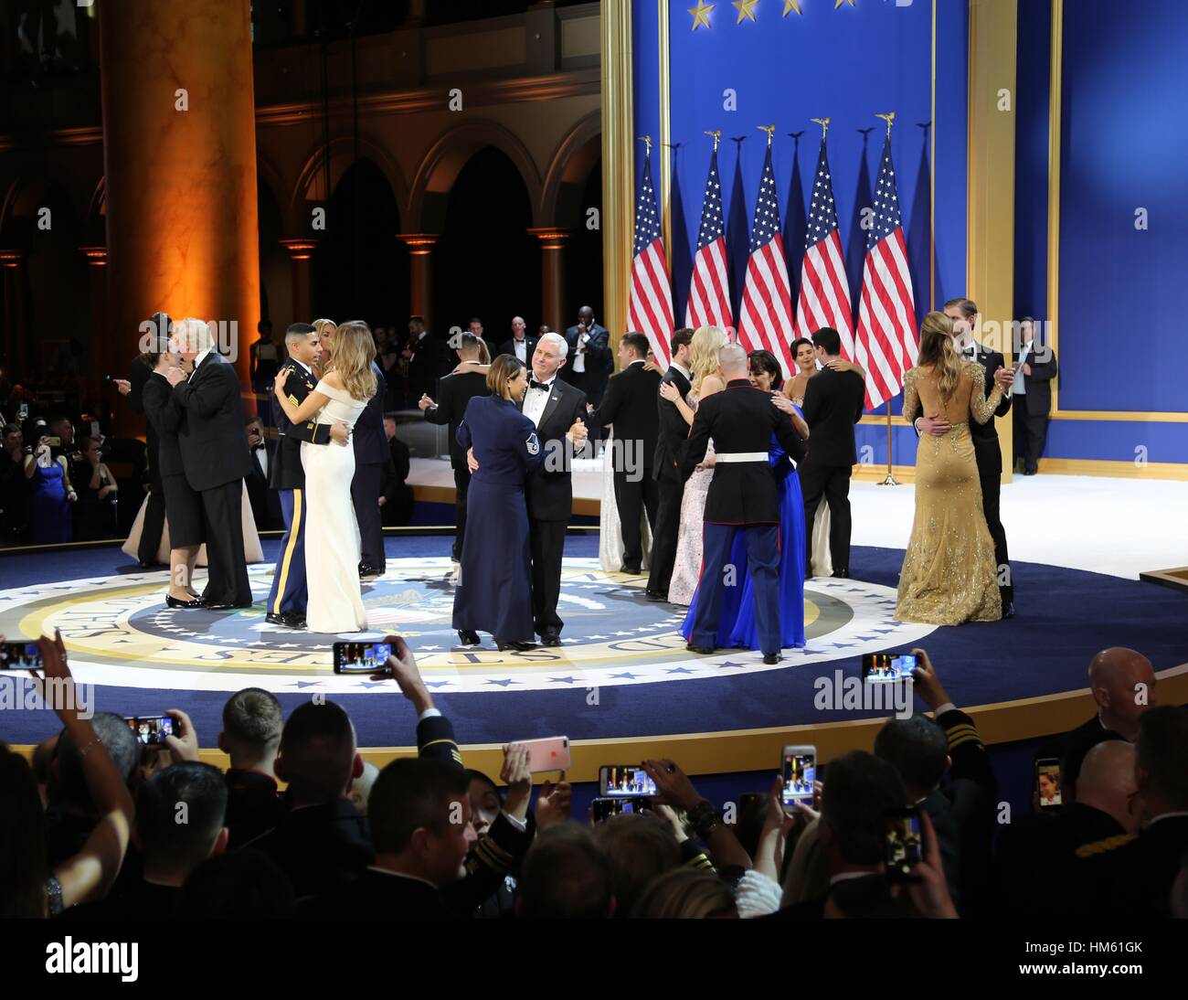 Stati Uniti Presidente Donald Trump, First Lady Melania Trump, Vice Presidente Mike Pence, e seconda Lady Karen Pence danza con soldati alla salute per i nostri servizi armati sfera presso il National Building Museum Gennaio 20, 2017 a Washington, DC. Foto Stock