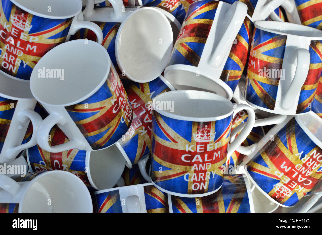 Souvenir turistici tazze recanti la Union Jack bandiera britannica e lo slogan "Mantenere la calma e a portare sul', London, Regno Unito Foto Stock