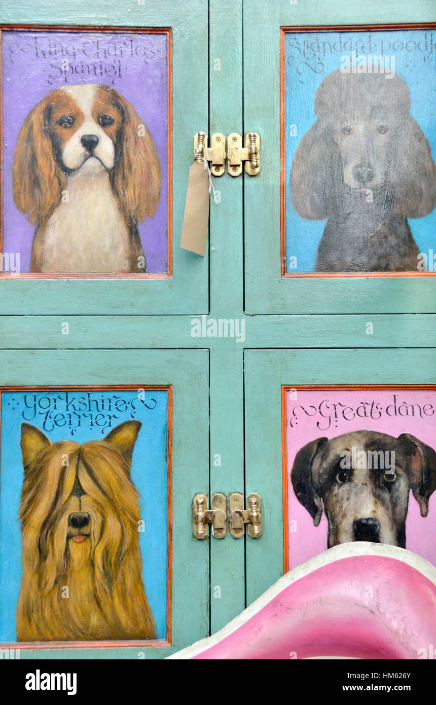 Una varietà di differenti razze di cani dipinta su ante di armadi Foto Stock