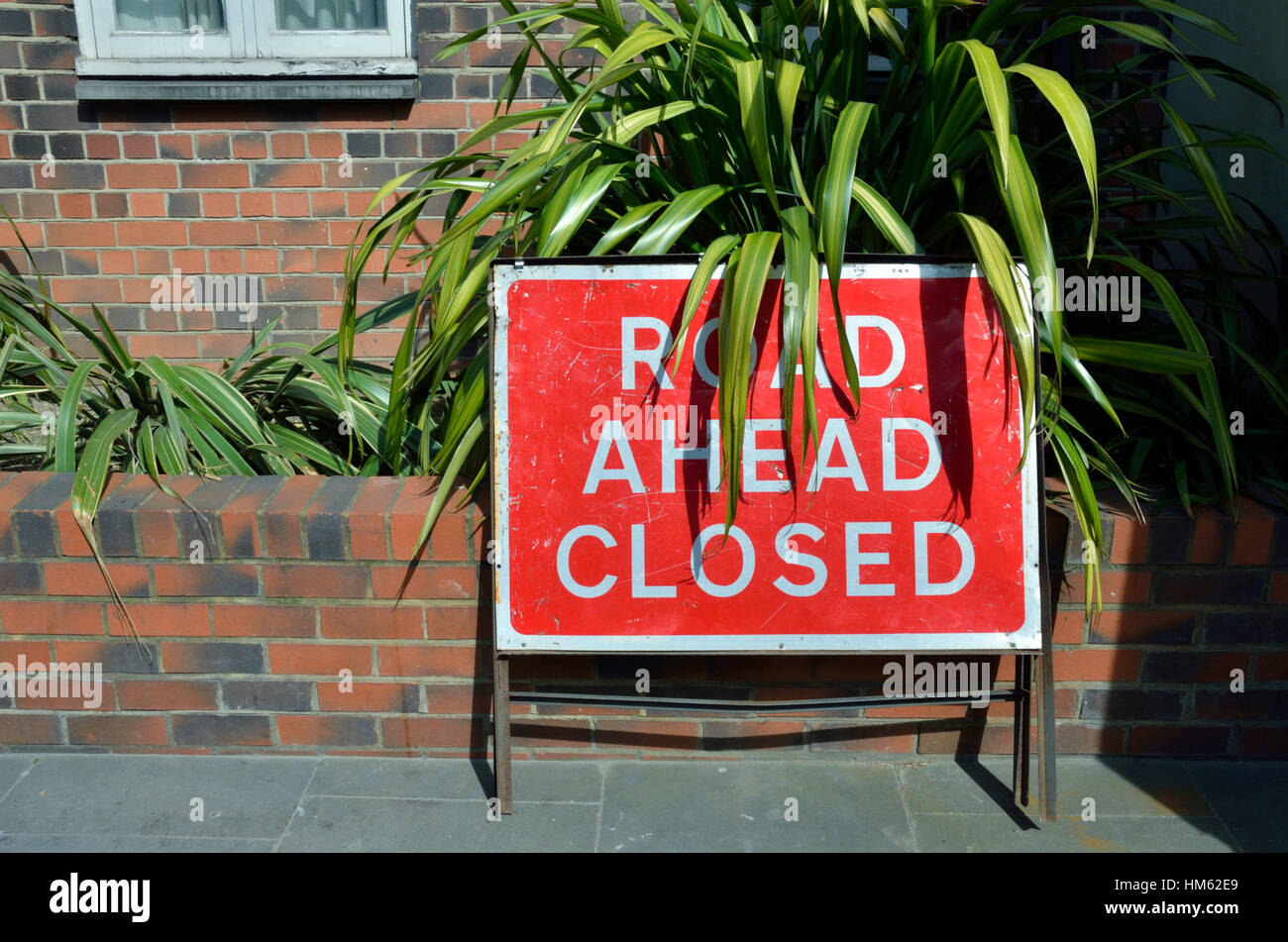 "Strada chiusa" segno nella parte anteriore del case, London, Regno Unito Foto Stock