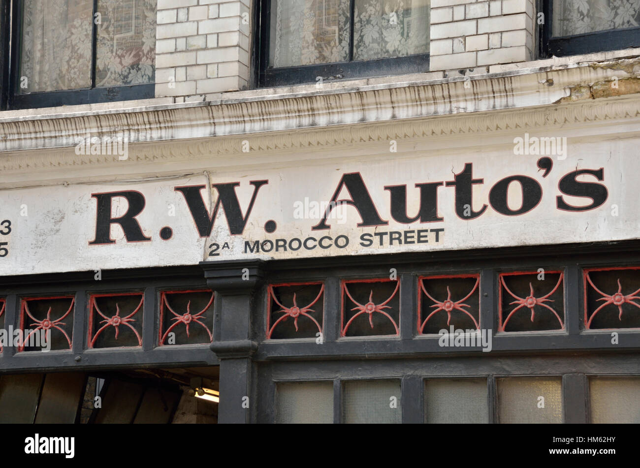 R W Auto's garage in Bermondsey, London, Regno Unito Foto Stock