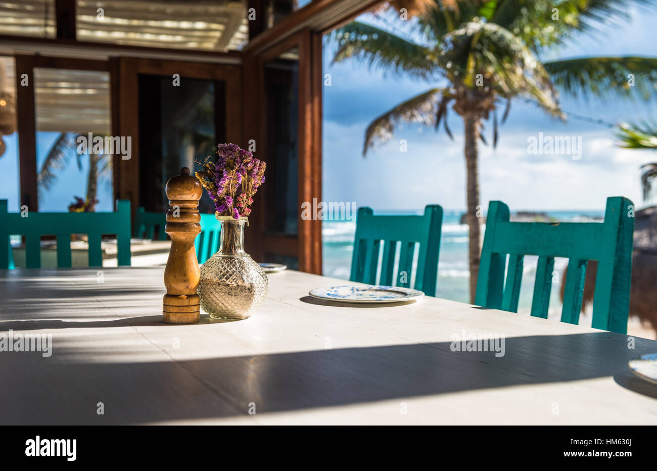 Seascape spiaggia tropicale ristorante, shallow focus Foto Stock