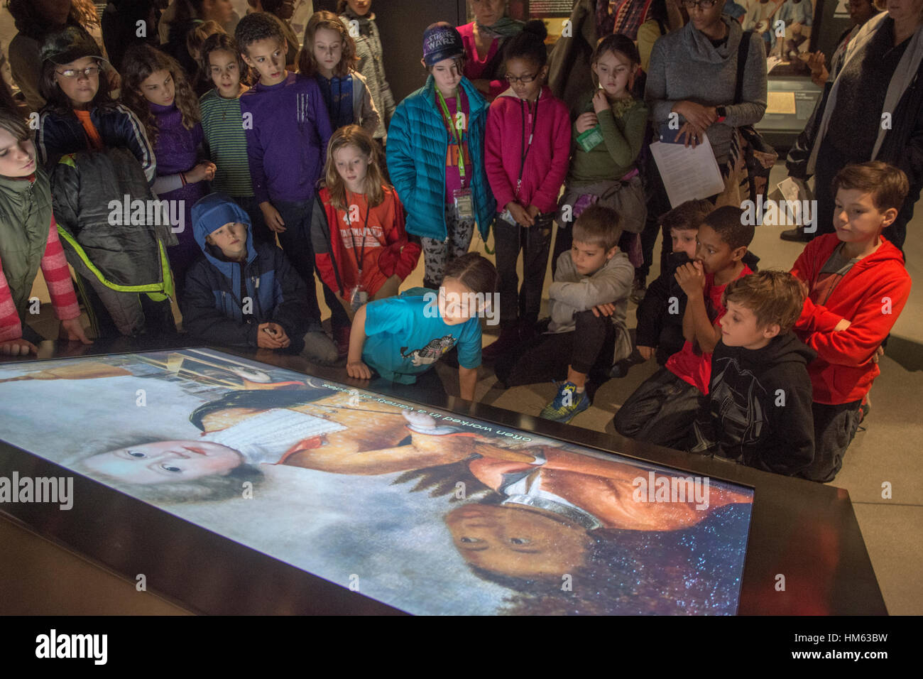 La scuola dei bambini guarda la storia della schiavitù iat al tempo della Rivoluzione Americana. Smithsonian Institution e il Museo Nazionale di African American Hist Foto Stock