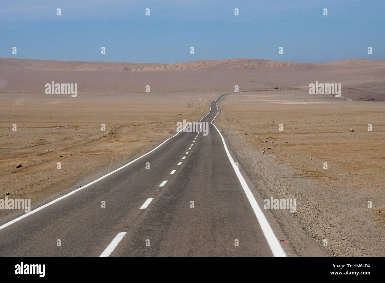 Strada desolata da panamericana di Pisagua, il Deserto di Atacama, Norte Grande del Cile Foto Stock