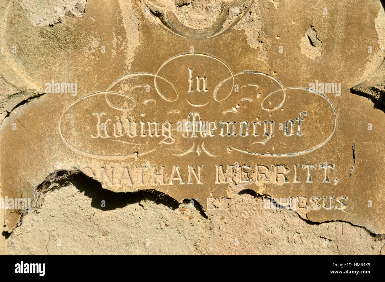 Close-up di un molto antica lapide con l'iscrizione "In memoria amorosa' Foto Stock