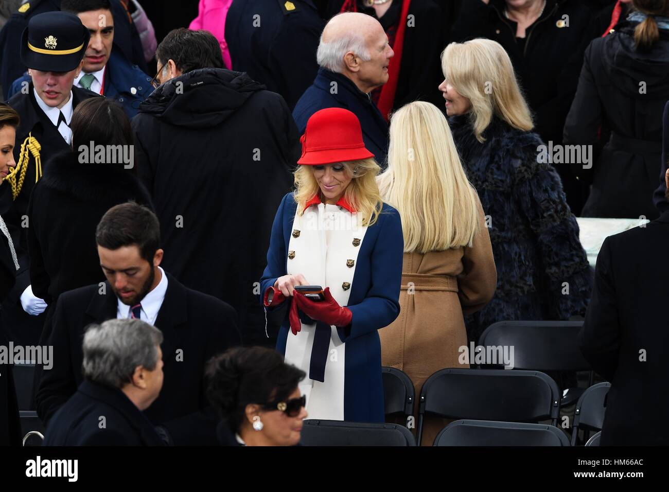 Consigliere Presidenziale Kellyanne Conway indossa un cappello rosso e Gucci lana una linea di rivestire come lei arriva per la cerimonia inaugurale su Capitol Hill Gennaio 20, 2017 a Washington, DC. Donald Trump prestato giuramento come il quarantacinquesimo Presidente degli Stati Uniti. Foto Stock