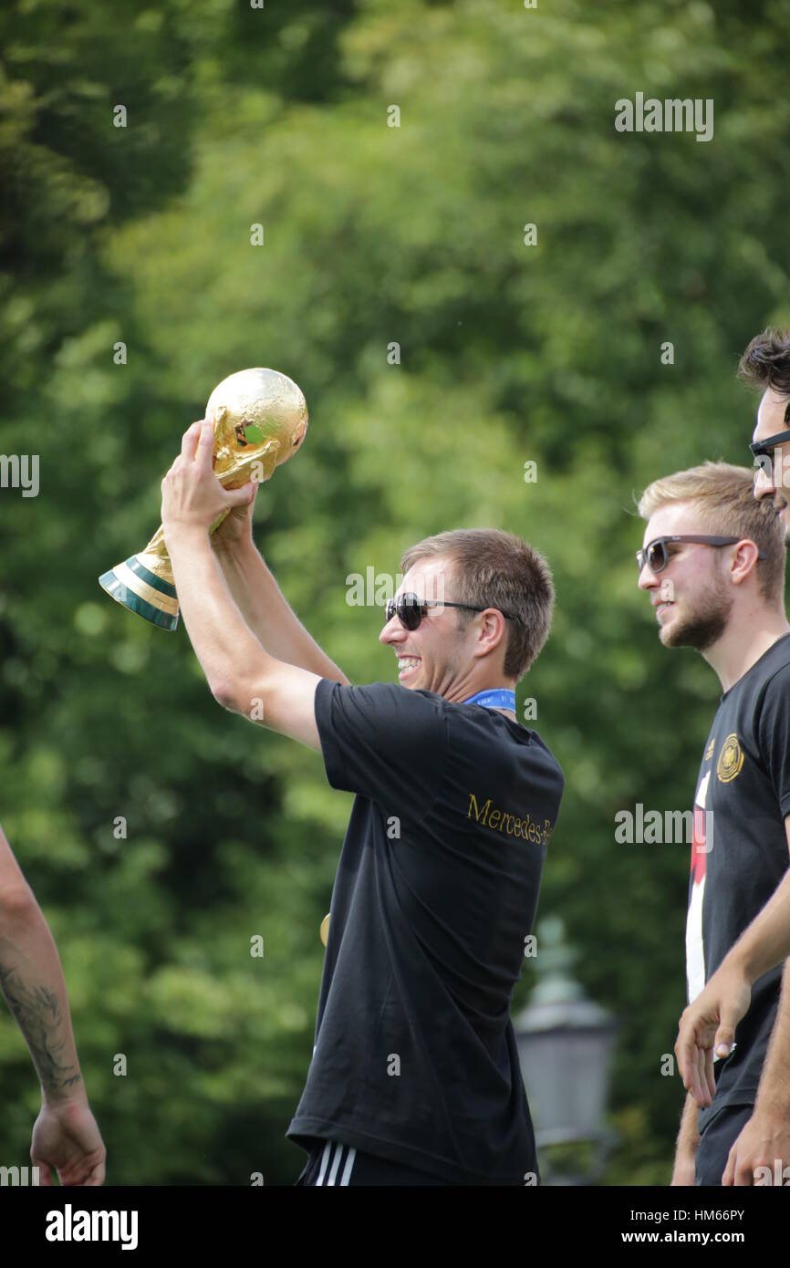 Squadra Nazionale di calcio tedesca e capo allenatore Löw celebrare la FIFA World Cup Championship in luglio, XV 2014 a Berlino, Germania. Foto Stock