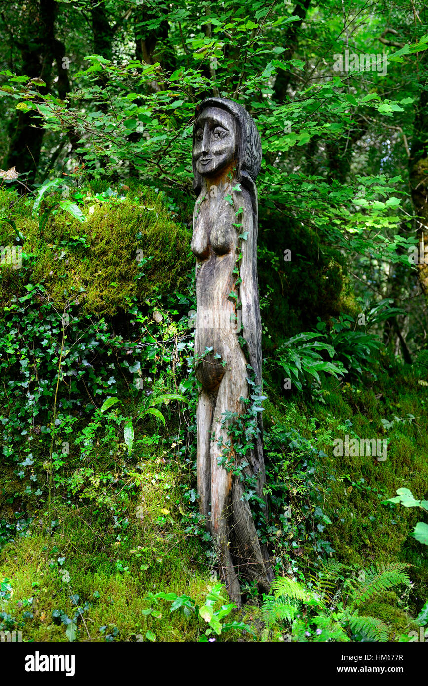 Dea verde legno scultura in legno statua forest installazione arte giardino giardini giardinaggio simbolo proteggere guard floreale RM Foto Stock