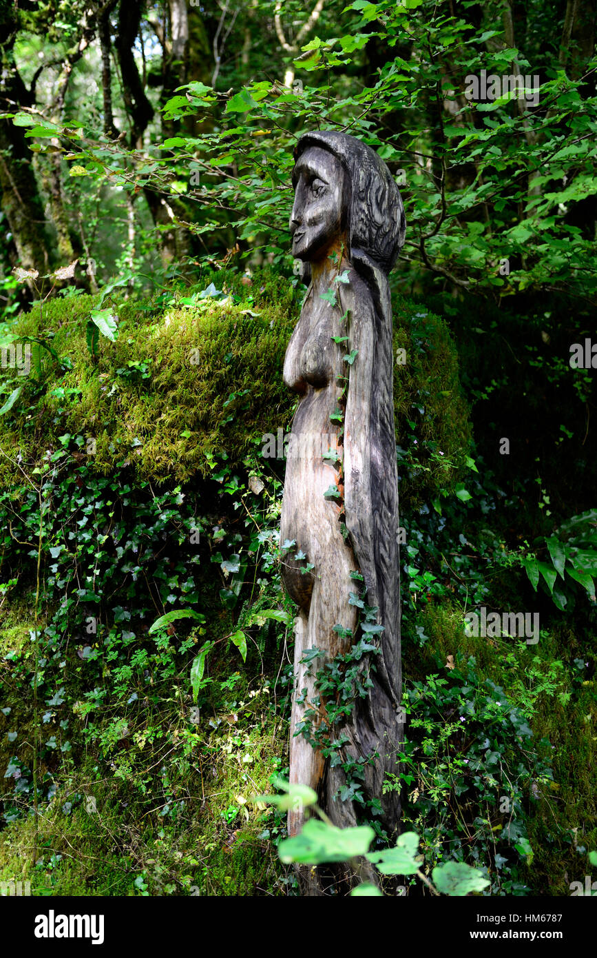 Dea verde legno scultura in legno statua forest installazione arte giardino giardini giardinaggio simbolo proteggere guard floreale RM Foto Stock