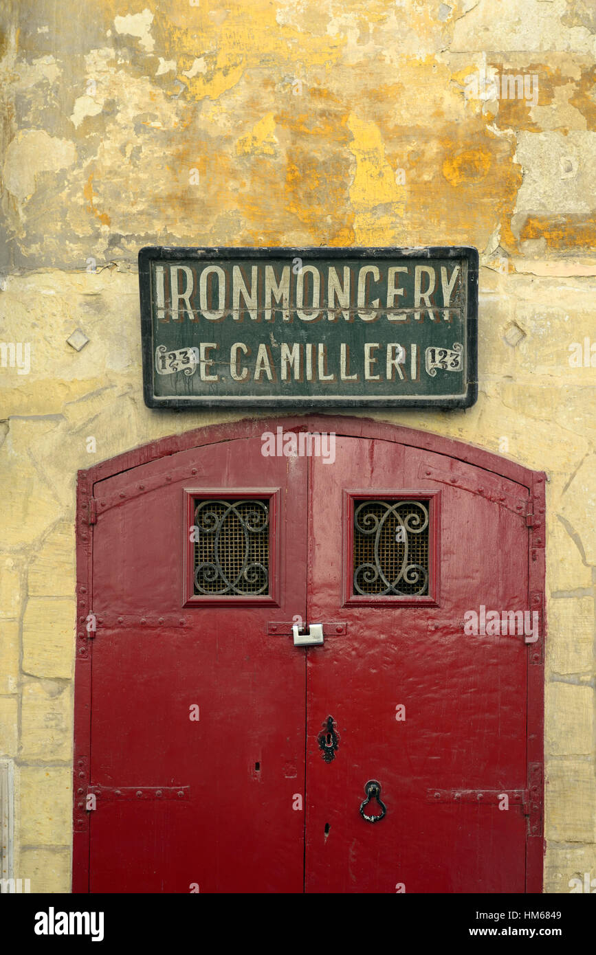 La ferramenta e Camilleri porta rossa porta in legno ingresso business tradizionale stile vecchia shopfront Valletta Malta RM Mondo Foto Stock