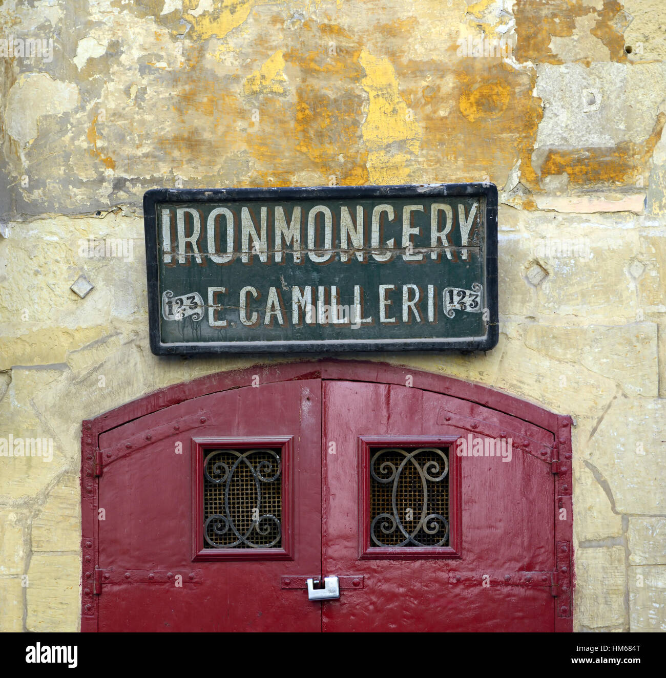 La ferramenta e Camilleri porta rossa porta in legno ingresso business tradizionale stile vecchia shopfront Valletta Malta RM Mondo Foto Stock